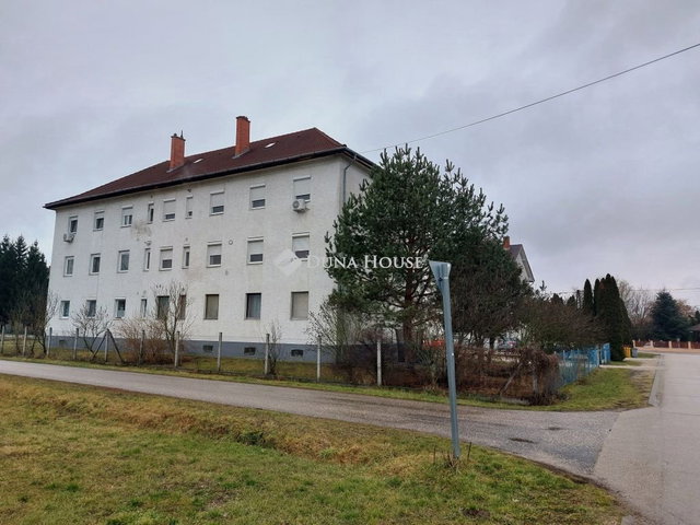 Eladó téglalakás, Fertődön 36.9 M Ft, 3 szobás