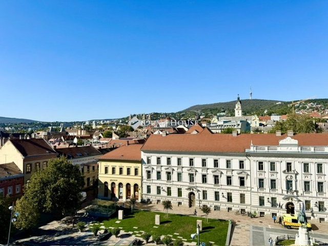 Kiadó iroda, Pécsett, Irgalmasok utcájában 224 E Ft / hó