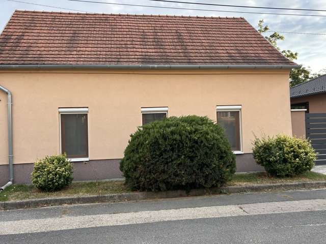 Eladó családi ház, Komáromban 58 M Ft, 2 szobás