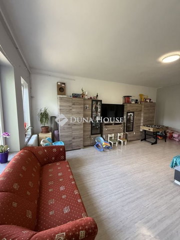 Eladó téglalakás, Pétfürdőn 49.99 M Ft, 3 szobás