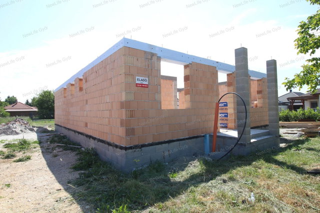 Eladó családi ház, Nagybajcson 109.99 M Ft, 5 szobás