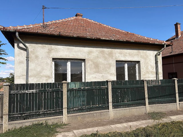 Eladó családi ház, Újszászon 23 M Ft, 2 szobás