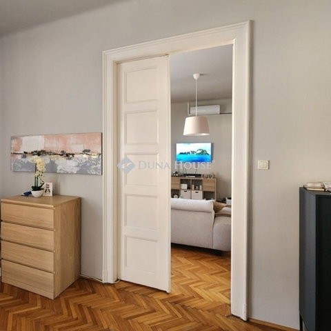 Eladó téglalakás, Budapesten, V. kerületben 132 M Ft, 2 szobás