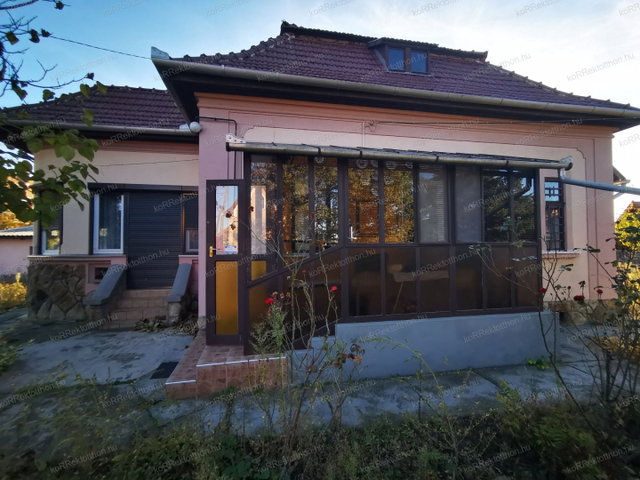 Eladó családi ház, Jászapátiban 23 M Ft, 2 szobás