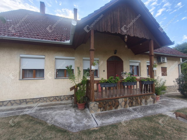 Eladó családi ház, Segesden 69.9 M Ft, 8 szobás