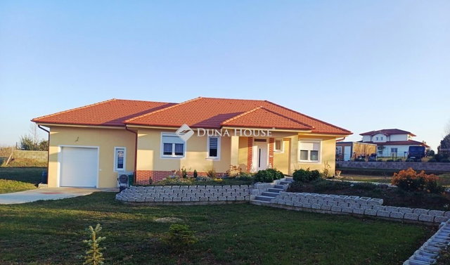 Eladó családi ház, Dunabogdányban 129.9 M Ft, 3 szobás