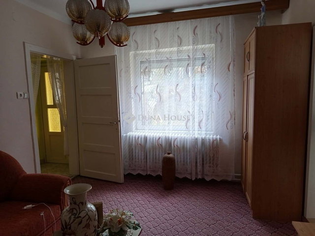 Eladó családi ház, Komlón 32 M Ft, 2 szobás