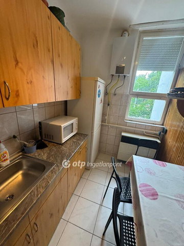 Eladó téglalakás, Tiszafüreden 32 M Ft, 2 szobás