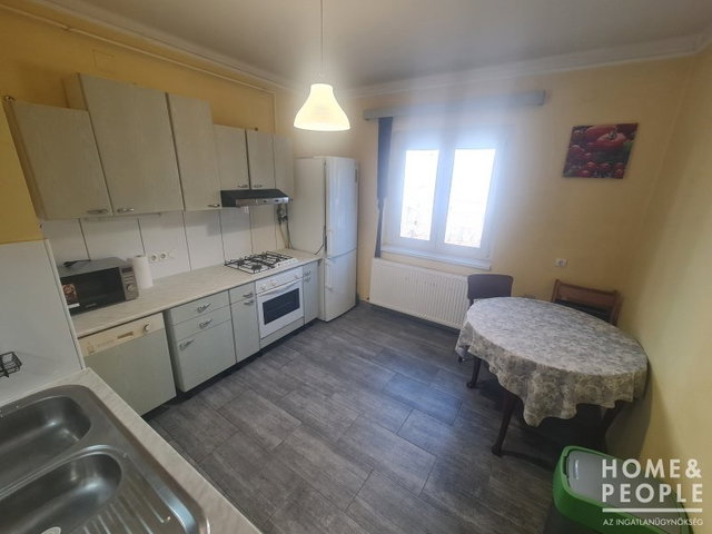 Eladó téglalakás, Szegeden 83 M Ft, 4 szobás