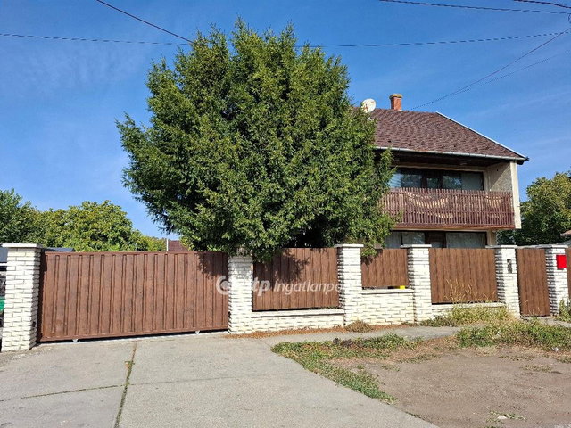 Eladó családi ház, Békéscsabán 80 M Ft, 4+1 szobás