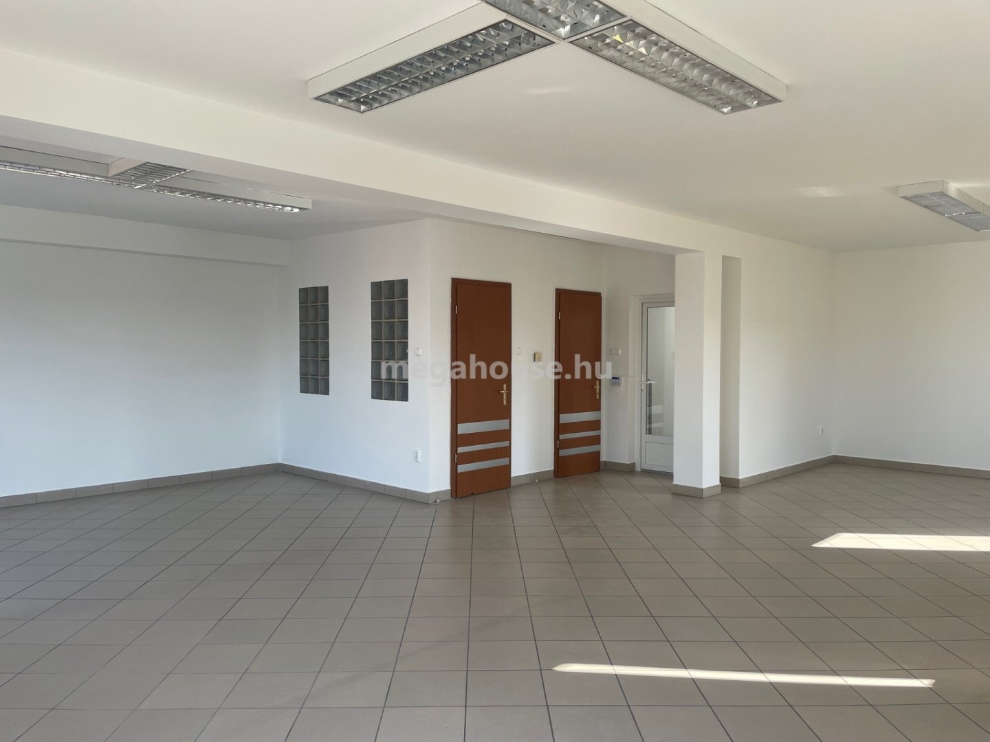 Üzlethelyiség · 680 m² · 156.900.000 Ft
