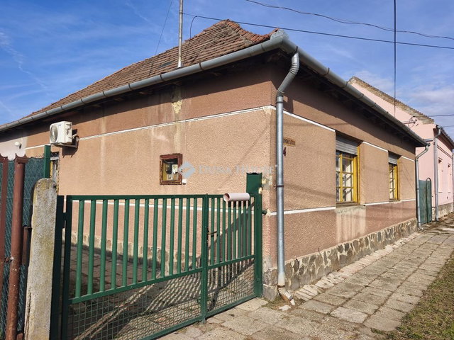 Eladó családi ház, Dombóváron 19.9 M Ft, 3 szobás