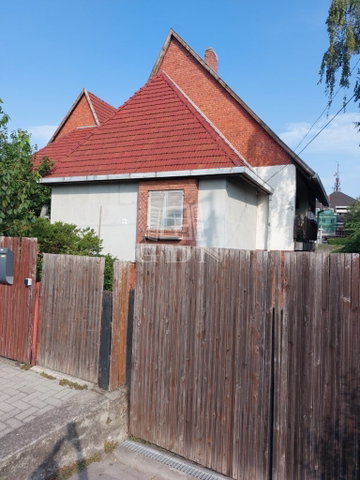 Eladó családi ház, Székesfehérvárott 89.9 M Ft, 6 szobás