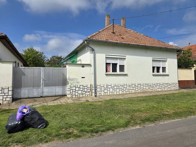 Eladó családi ház, Garán 16 M Ft, 4 szobás
