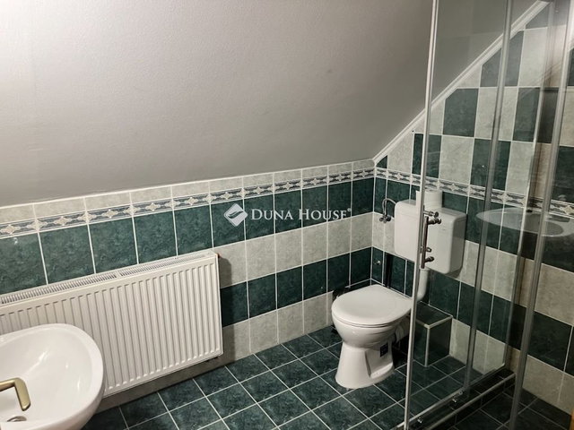 Eladó családi ház, Bólyban 220 M Ft, 9 szobás
