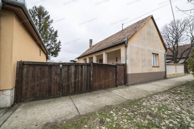 Eladó családi ház, Kerekegyházán 37 M Ft, 2 szobás