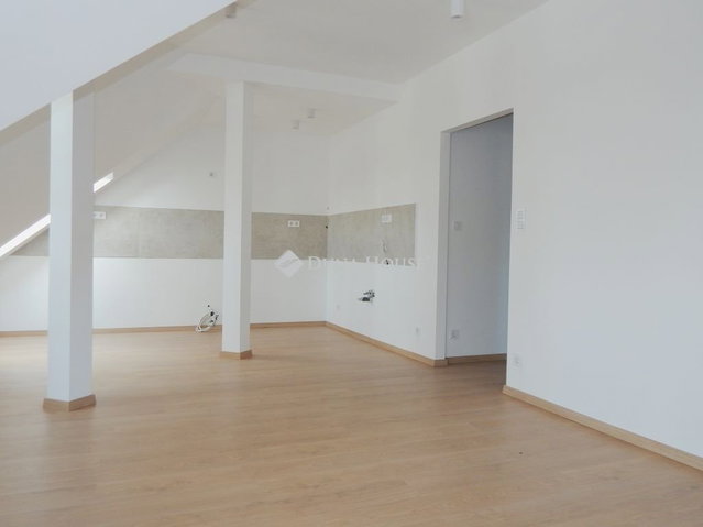 Eladó téglalakás, Balatonföldváron 54.9 M Ft, 2 szobás