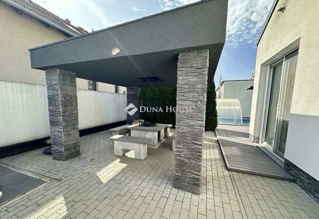 Eladó családi ház, Vácon 200 M Ft, 4 szobás