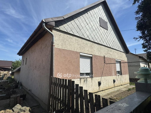 Eladó családi ház, Kunmadarason 9 M Ft, 2 szobás