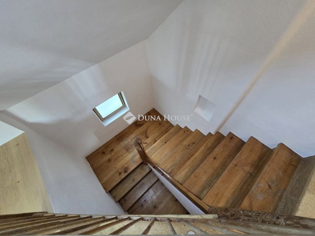 Eladó családi ház, Pécsett 79.9 M Ft, 7 szobás