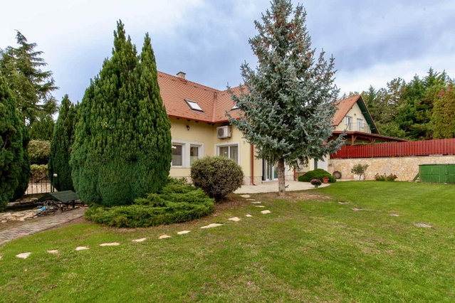 Eladó családi ház, Budakeszin 360 M Ft, 10 szobás