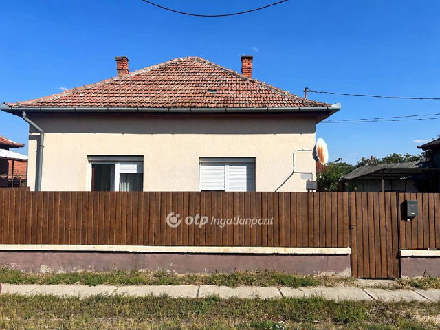 Eladó családi ház, Mezőtúron 26 M Ft, 2 szobás