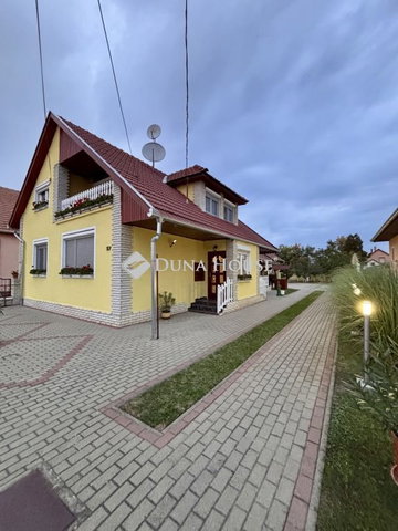 Eladó családi ház, Békéscsabán 89.9 M Ft, 6 szobás
