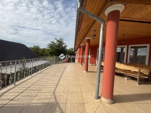 Eladó családi ház, Pécsett 79.9 M Ft, 7 szobás