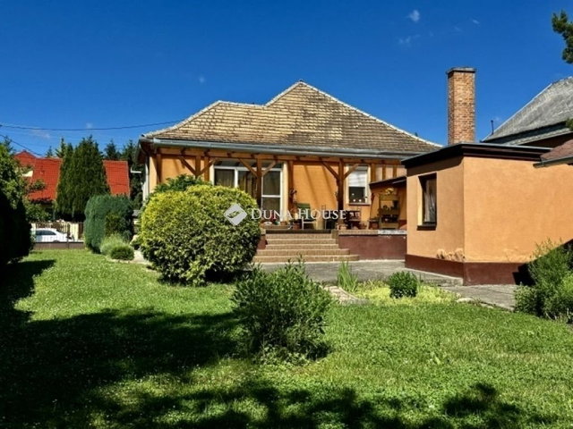 Eladó családi ház, Pécsett 95 M Ft, 4 szobás