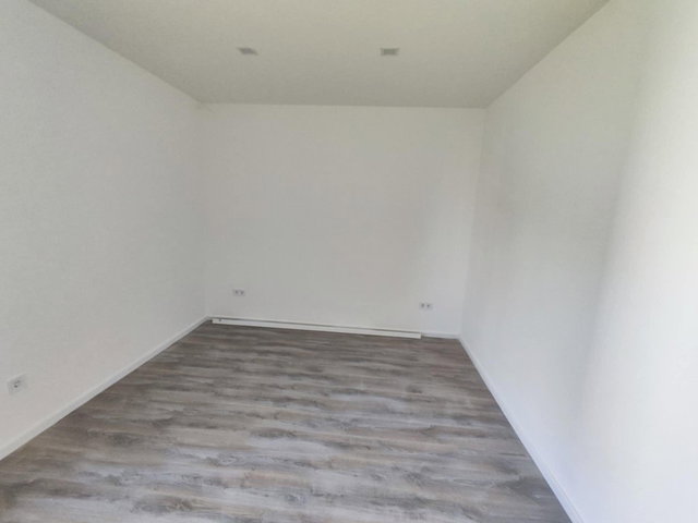 Eladó téglalakás, Komlón 24.99 M Ft, 2+2 szobás