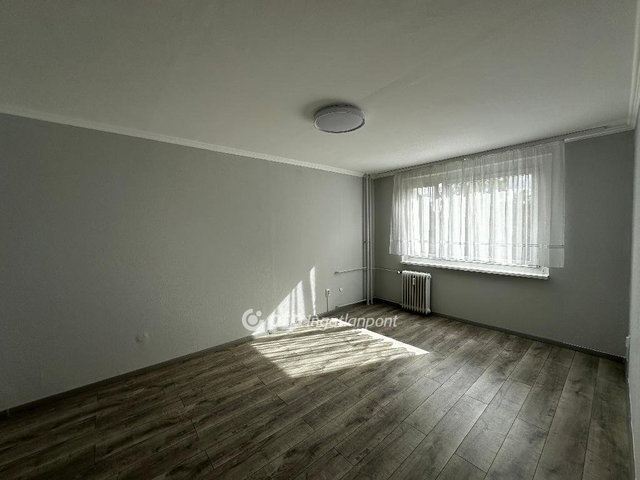 Eladó panellakás, Egerben 33 M Ft, 1+1 szobás