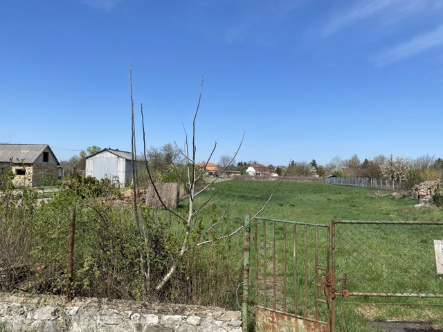 Eladó telek, Komáromban, Akácfa utcában 24.2 M Ft