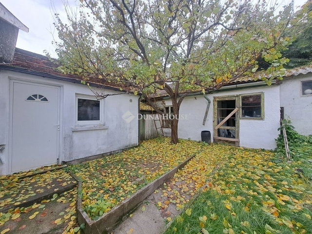 Eladó családi ház, Pécsett 27 M Ft, 2 szobás