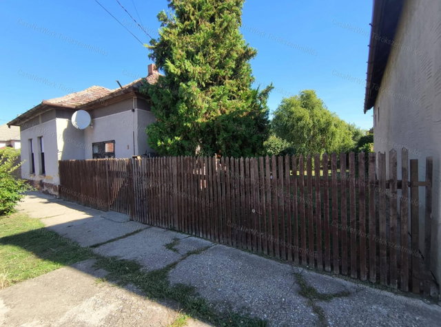 Eladó családi ház, Törökszentmiklóson 18.3 M Ft, 2 szobás