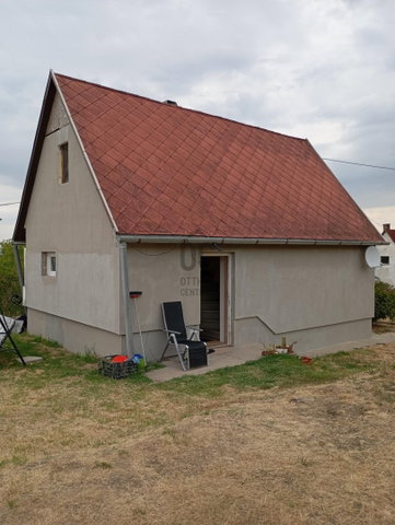 Eladó családi ház, Szekszárdon 19 M Ft, 2 szobás