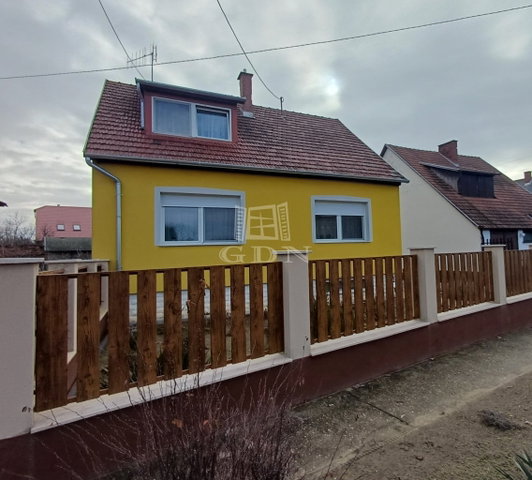 Eladó családi ház, Baján 73 M Ft, 5 szobás