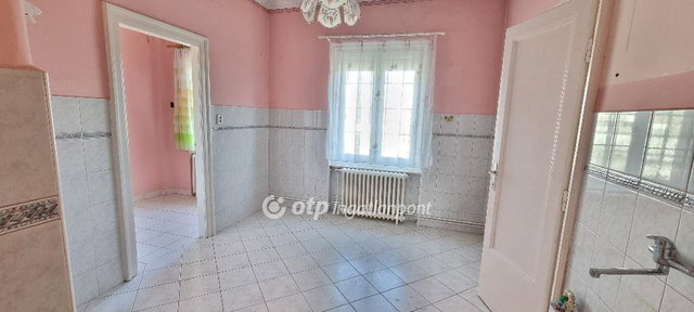Eladó téglalakás, Pétfürdőn 58 M Ft, 4+1 szobás