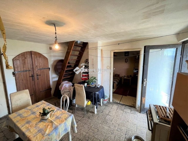 Eladó családi ház, Pécsett 10.2 M Ft, 2 szobás