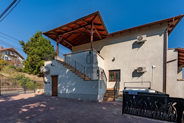 Eladó családi ház, Balatonalmádiban 449.5 M Ft, 11 szobás