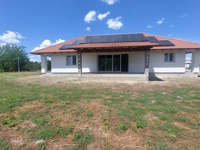 Eladó családi ház, Besnyőn 135 M Ft, 6 szobás