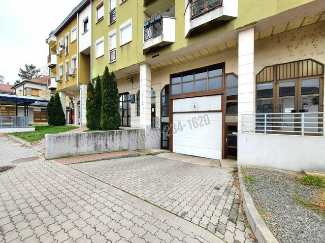 Eladó garázs, Vácon, Széchenyi utcában 22.5 M Ft