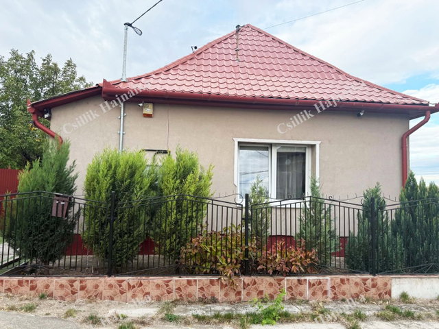 Eladó családi ház, Újszászon 39.9 M Ft, 3 szobás