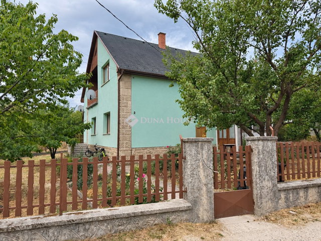 Eladó családi ház, Zsámbékon 133 M Ft, 1 szobás