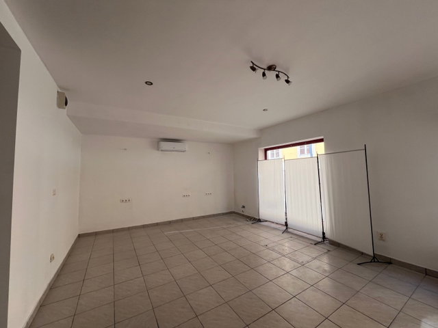 Eladó üzlethelyiség, Esztergomban 90 M Ft, 2 szobás