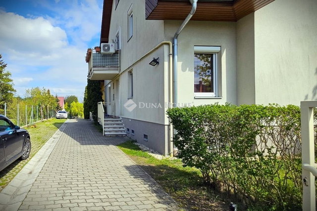 Eladó téglalakás, Győrött 93 M Ft, 4 szobás