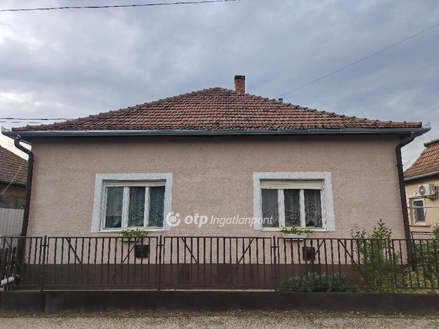 Eladó családi ház, Tószegen 44.9 M Ft, 4 szobás