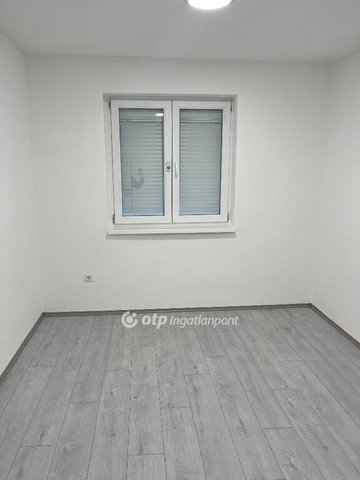 Eladó téglalakás, Komlón 35.5 M Ft, 2 szobás