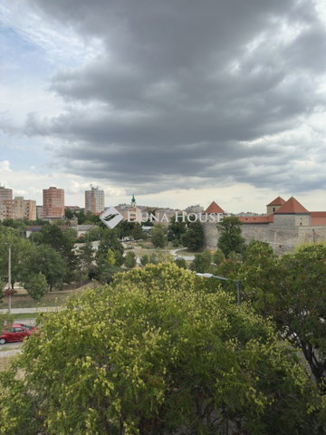 Eladó téglalakás, Várpalotán 42.9 M Ft, 2 szobás