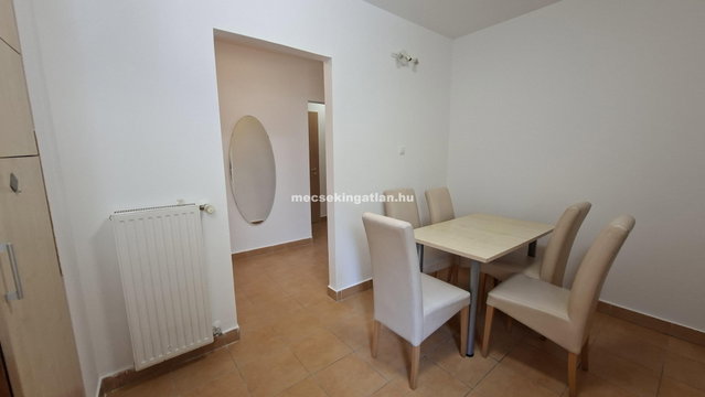 Kiadó téglalakás, albérlet, Pécsett, Király utcában, 4 szobás