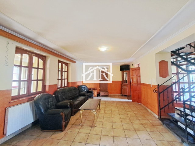 Kiadó családi ház, albérlet, Szegeden, Nádas utcában, 9 szobás
